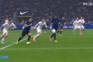 勞塔羅和埃斯波西托禁區(qū)先后倒地，裁判沒(méi)有表示