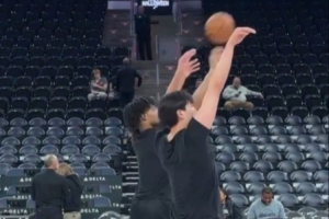 練起來！楊瀚森賽前和夏普一起進行三分投籃熱身