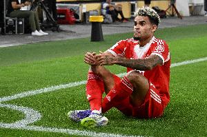 叕踢飛大單刀！迪亞斯被批“薩內(nèi)2世”，埃貝爾：他積極拼搶防守