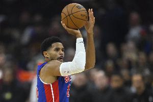 老將發(fā)揮！哈里斯半場(chǎng)8中4&罰球5中5拿到13分 另有2助1斷