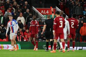 一線隊(duì)2次替補(bǔ)出場(chǎng)均染紅！18歲中衛(wèi)納洛共僅為利物浦出場(chǎng)16分鐘