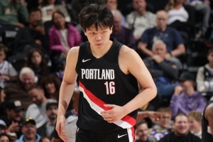 周琦建議楊瀚森：心態(tài)一定要平衡 NBA很多黑人球員是瞧不起我們的