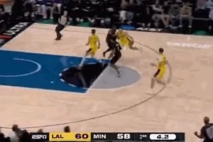 這身體協(xié)調能力！里夫斯高速反擊頂開康利 騎馬射箭準壓哨中投！