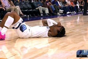 扒拉完就跑！海斯-戴維斯?fàn)幥虼虻侥m特眼睛