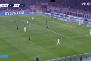 錯(cuò)失單刀！佛羅倫薩后場(chǎng)失誤，巴斯托尼帶球突入禁區(qū)后打門(mén)被撲出