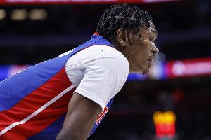 沒手感！奧薩爾半場(chǎng)11投僅3中拿到9分6板4助 三分3中1