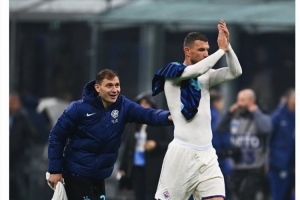 致敬！國米官方社媒賽后曬哲科照片：一日藍黑，終生藍黑