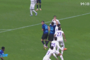 可惜！鄧弗里斯禁區(qū)內(nèi)機(jī)會(huì)被封堵，后續(xù)佛羅倫薩解圍險(xiǎn)些自擺烏龍