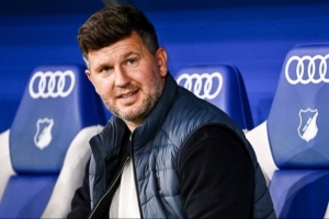 記者：克洛普非?？释麨樗_爾茨堡紅牛引進(jìn)霍芬海姆總監(jiān)希克爾