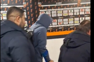 希望無礙，杜埃賽后拄拐離場，此前報道稱可能面臨長期傷缺