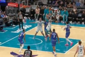 球風確實華麗！拉梅洛-鮑爾連續(xù)變向穿花蝴蝶步 拋投拿下2分