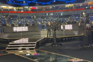 管澤元分享現(xiàn)場(chǎng)照片：解說席距離近到我翻過去就可以站Faker身后