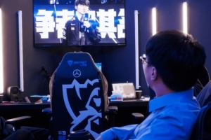 LOL官推分享Tabe看Faker賽后采訪照片：最高的山，最長(zhǎng)的河