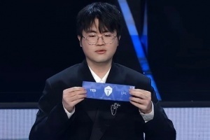 這也能噴？粉絲昏頭怒噴姿態(tài)抽簽：你這個臭手讓t1一穿3 給blg打進(jìn)了ktv