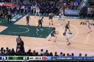 站出來(lái)了！巴特勒強(qiáng)投三分打破得分荒 此前雄鹿轟出12-0