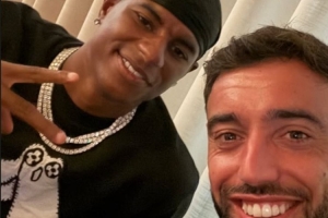 哥倆好！B費(fèi)社媒曬合照祝拉什福德生快：享受現(xiàn)在吧，你配得上