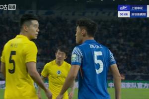 激情對(duì)噴！朱辰杰倒地胡睿寶指責(zé)其假摔騙點(diǎn)，兩人互噴垃圾話