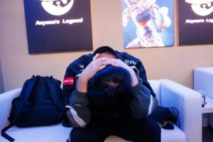 AL賽后返圖：隊(duì)員懊惱抱頭，Tarzan雙手扶額，Tabe遙望轉(zhuǎn)播采訪的Faker