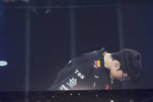 媒體人：Faker在全場喊聲中向舞臺各個(gè)方向的觀眾鞠躬 GOAT