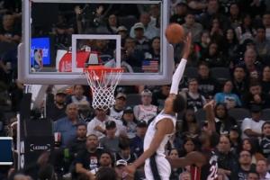 就往天花板扔！文班高高躍起接瓦塞爾傳球單臂暴力空接