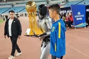 蘇超決賽彩排進(jìn)行：世界杯同款飛貓系統(tǒng)亮相，機(jī)器人送冠軍獎(jiǎng)杯