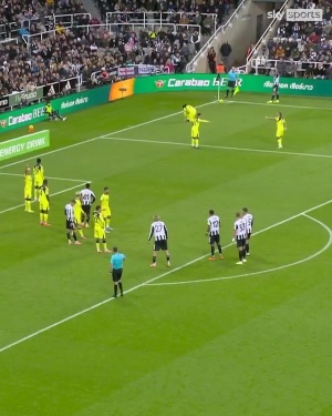 系鞋帶導(dǎo)致丟球！名宿批熱刺防守：太幼稚了，指望裁判吹停比賽