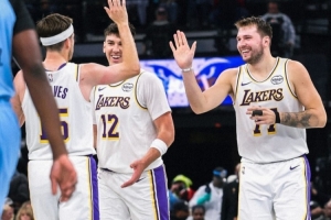 NBA杯小組賽首勝！湖人官方海報(bào)：東契奇里夫斯擊掌慶祝