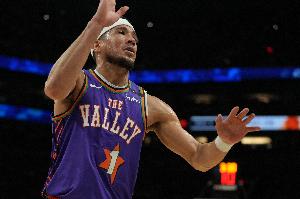 太陽(yáng)主帥：布克持球無(wú)球端都需要做好 他能精準(zhǔn)判斷何時(shí)發(fā)起攻擊