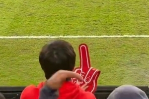 會(huì)嚴(yán)懲歧視行為？李璇：中足聯(lián)重要官員在蓉城vs河南比賽現(xiàn)場(chǎng)