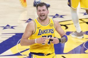 東契奇連續(xù)三場砍下40+！解說：看來確實(shí)得減肥啊