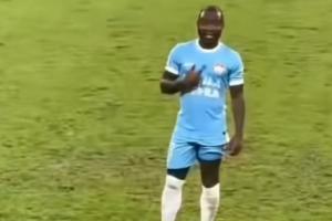 遭球迷種族歧視！阿奇姆彭指著自己一臉懵+抗議 雙方球員紛紛安慰