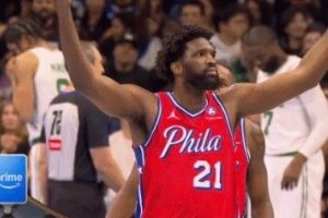 打高興了！恩比德突破打成2+1&煽動(dòng)主場(chǎng)球迷情緒