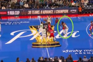 滿臉問(wèn)號(hào)？恩比德連球都不跳了 膝蓋真有問(wèn)題？