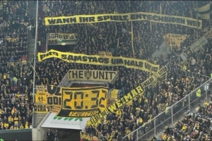 sport1：多特球迷抗議賽程安排，致該隊(duì)和奧格斯堡的比賽多次中斷