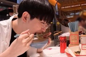 真不是爛梗玄學(xué)？！輔助Duro世界賽期間探店小楊生煎