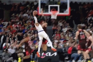 好在無礙！唐斯溜底線試圖隔扣武切維奇 扣飛失衡平拍在地