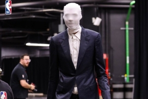 文班cos瘦長(zhǎng)鬼影！球員萬(wàn)圣節(jié)經(jīng)典裝扮 你給打幾分？