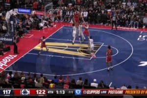 行云流水！祖巴茨吸引防守拋傳助攻小瓊斯空接暴扣 鮑爾默很興奮