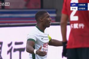 法比奧單刀球過掉門將后接觸倒地，主裁判和VAR認定不是點球