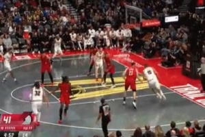 沖擊力十足！約基奇接球順勢(shì)轉(zhuǎn)身過(guò)掉防守 雙手暴力虐筐