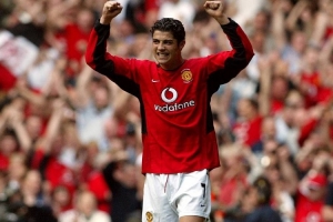 傳奇開始的地方！2003年的今天C羅斬獲曼聯(lián)生涯處子球