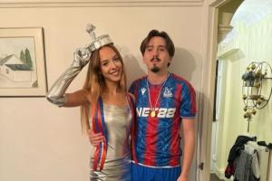 水晶宮球迷的萬圣節(jié)創(chuàng)意COS讓女朋友扮成足總杯獎(jiǎng)杯……