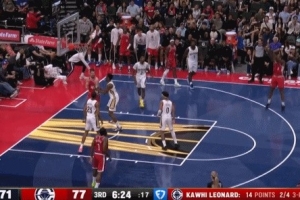 錫安人都快出場(chǎng)了！小卡接球晃過(guò)錫安輕松命中大空位三分