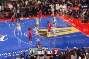 埃奇庫(kù)姆和恩比德二人轉(zhuǎn) 接他傳球三分再中76人8-0分差縮小至2分