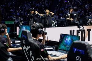 LOL官推分享基地爆炸時(shí)Chovy凝視屏幕圖：夢(mèng)想碰撞 噩夢(mèng)便會(huì)誕生