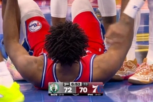 過(guò)分了嗷！小白沖搶恩比德犯規(guī) 恩比德直接作出投籃姿勢(shì)&夸張摔倒