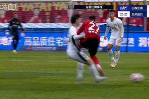 逃過一劫？卡米洛飛蹬江文豪腹部染黃，VAR介入認定非紅牌