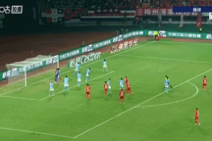 梅州扳回一個(gè)！奧馬爾松門前亂戰(zhàn)中補(bǔ)射得手，梅州1-2大連