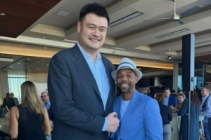 老熟人了！媒體人曬照：姚明與前隊(duì)友“街球王”阿爾斯通合照