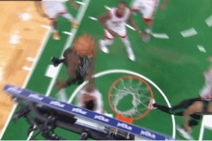 攻防壓制！小史密斯大帽杰倫-布朗 申京反擊助攻阿門暴扣打進(jìn)加罰